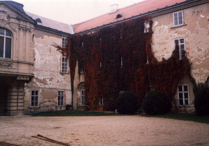 nádvoří v roce 1990
