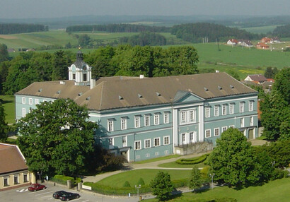 Pohled na zámek z věže farního kostela
